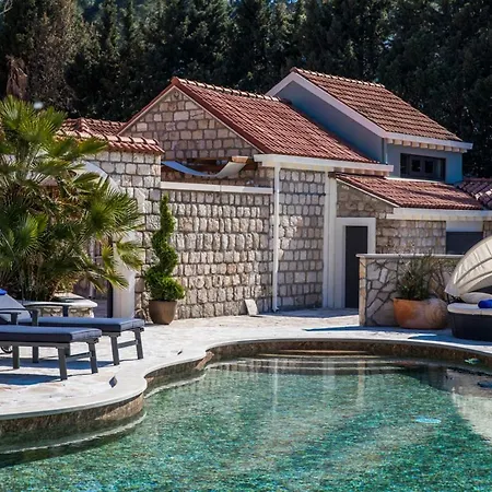 Zavrelje Sleeps 8 Pool Wifi
